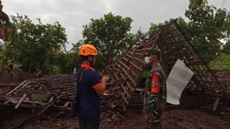 Hujan Angin, Rumah Warga Magetan Ambruk Timpa Tiga Orang, 1 Patah Kakinya