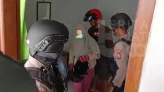 3 Pasangan Muda-mudi Digerebek Sedang Mesum di Kamar Kosan Pajarakan Probolinggo Diangkut ke Kantor Polisi