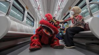 Aksi Barongsai di Stasiun LRT Jakarta