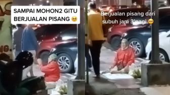 Menyayat Hati! Viral Kakek Jualan Pisang di Pinggir Jalan sampai Memohon Dibeli, Warganet Nangis