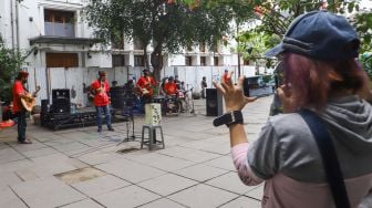 Warga berwisata di Kawasan Kota Tua, Jakarta Barat, Selasa (1/2/2022). [Suara.com/Alfian Winanto]