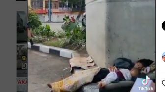 Viral Pengemis Wanita Tertidur Pulas Bawa Bayi di Simpang Empat RS Charitas, Warganet Pilu: Kasian Anaknya