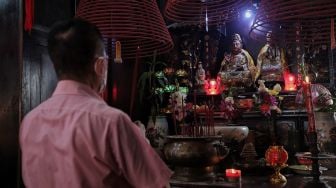 Warga keturunan Tionghoa bersembahyang di Vihara Dharma Bhakti, Jakarta, Selasa (1/2/2022). [Suara.com/Angga Budhiyanto]