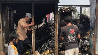 Pasca Kebakaran Hanguskan 100 Rumah, Warga Kebon Jeruk Mulai Sibuk Cari Sisa Barang