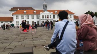 Warga berwisata di Kawasan Kota Tua, Jakarta Barat, Selasa (1/2/2022). [Suara.com/Alfian Winanto]