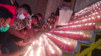 860 Lilin Pelita Dinyalakan Sejak Malam Imlek di Vihara Dramakirti