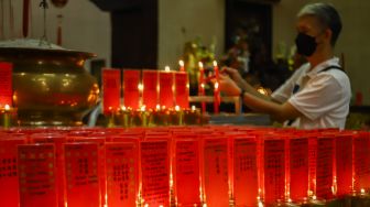 Warga Tionghoa melakukan ibadah malam imlek di Vihara Amurva Bhumi, Jakarta Timur, Senin (31/1/2022). [Suara.com/Alfian Winanto]