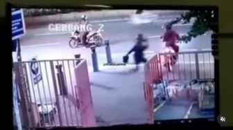 Viral CCTV Pria Serang Pemotor Pakai Benda Tajam, Aksi 'Santuy' Sosok Ini Bikin Salfok