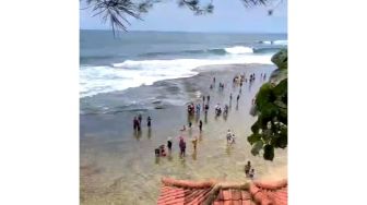 Viral Orang Tengkurap di Pantai Malah Bikin Warganet Kebingungan, "Kepalanya Dimana?"