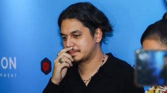 Aktor Kevin Julio saat ditemui usai jumpa pers film 'Akad' di Kuningan, Jakarta Selatan, Rabu (2/2/2022). [Suara.com/Alfian Winanto]