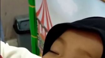 Bayi Tidur Terlalu Nyenyak Sulit Dibangunkan, Emak Panik, Warganet: Kebo dari Balita