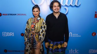 Aktris Indah Permatasari dan Aktor Kevin Julio saat ditemui usai jumpa pers film 'Akad' di Kuningan, Jakarta Selatan, Rabu (2/2/2022). [Suara.com/Alfian Winanto]