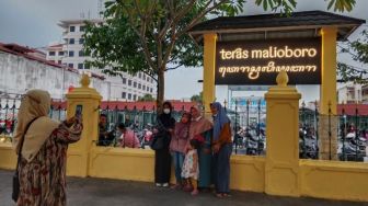 PKL Malioboro Boyongan ke Lapak Baru, Wisatawan Jadikan Ajang Selfie di Teras Malioboro II
