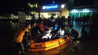 Terobos Banjir, Truck dan Mini Bus Tenggelam di Depan Citi Mall Baturaja