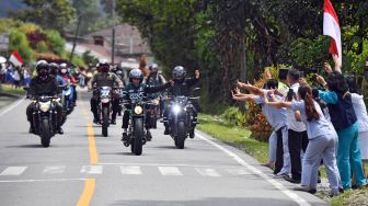Presiden Joko Widodo naik motor custom miliknya dari Sibisa di Kabupaten Toba menuju Parapat di Kabupaten Simalungun, Sumatera Utara, Rabu (2/2/2022).  ANTARA FOTO
