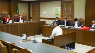 Musisi I Gede Ari Astina atau Jerinx SID saat menjalani sidang lanjutan kasus pengancaman di Pengadilan Negeri Jakarta Pusat, Rabu (2/2/2022). [Suara.com/Alfian Winanto]