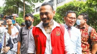 Adam Deni Ditangkap, Jerinx SID Jalani Sidang dengan Senyum Sumringah