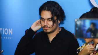Aktor Kevin Julio saat ditemui usai jumpa pers film 'Akad' di Kuningan, Jakarta Selatan, Rabu (2/2/2022). [Suara.com/Alfian Winanto]