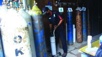 Suasana tempat pengisian ulang Oksigen medis di kawasan Manggarai, Jakarta, Rabu (2/2/2022). [Suara.com/Septian]