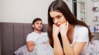 6 Bahaya Terlalu Sering Insecure saat Menjalani Hubungan, Segera Hentikan!