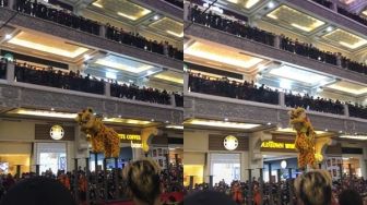 Viral Atraksi Barongsai di Atas Tiang, Pria di Bagian Ekor Tiba-tiba Jatuh Kepleset sampai Penonton Menjerit