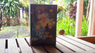 Dunia Sophie: Buku Filsafat Berbalut Novel Anak-anak yang Sangat Menarik untuk Dibaca