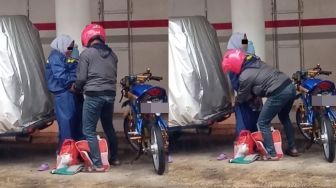 Viral Pria Telaten Pakaikan Jas Hujan ke Istri yang Lagi Gendong Anak Bikin Publik Ikut Berbunga-bunga: Suami Idaman!