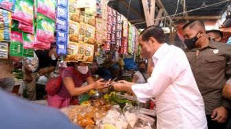 Sambangi Pasar Porsea Sumut, Presiden Jokowi Bagi-bagi Ini ke Pedagang