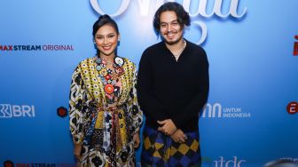Aktris Indah Permatasari dan Aktor Kevin Julio saat ditemui usai jumpa pers film 'Akad' di Kuningan, Jakarta Selatan, Rabu (2/2/2022). [Suara.com/Alfian Winanto]