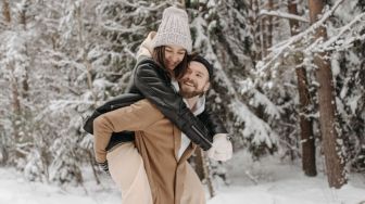 5 Tips Membuat Pasangan Jatuh Cinta Setiap Hari, Salah Satunya Lewat Love Language!