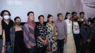 Para Pemain dan kru film 'Akad' saat jumpa pers di Kuningan, Jakarta Selatan, Rabu (2/2/2022). [Suara.com/Alfian Winanto]
