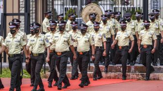 Sejarah Kocak Warna Baju Polisi India yang Ramai Disamakan dengan Seragam Satpam Indonesia