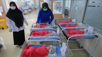 Perawat mengamati sejumlah bayi yang baru dilahirkan pada tanggal 2 Februari 2022 di RSUD Indramayu, Jawa Barat, Rabu (2/2/2022).  ANTARA FOTO/Dedhez Anggara