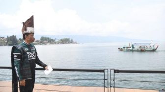 Tinjau Hasil Revitalisasi Kawasan Pantai Bebas Parapat, Jokowi: Sekarang Ada Amfiteaternya