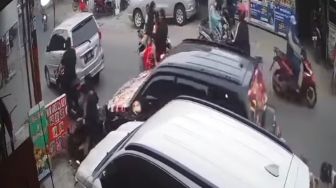 Terekam CCTV, Kecelakaan Mengerikan di Medan Bikin Pengendara Motor Terkapar