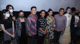 Para Pemain dan kru film 'Akad' saat jumpa pers di Kuningan, Jakarta Selatan, Rabu (2/2/2022). [Suara.com/Alfian Winanto]