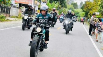 Jokowi Motoran, Jajal Pantai Bebas Parapat: Masih Ada Bergelombang Sedikit-sedikit