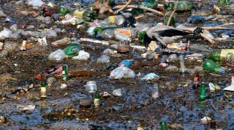 Kerja Keras Pasukan Orange Kota Bekasi Bersihkan Gunungan Sampah di Bendung Koja Jatiasih
