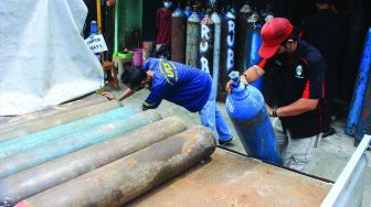 Suasana tempat pengisian ulang Oksigen medis di kawasan Manggarai, Jakarta, Rabu (2/2/2022). [Suara.com/Septian]