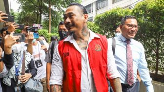 Musisi I Gede Ari Astina atau Jerinx SID saat hadir untuk menjalani sidang lanjutan kasus pengancaman di Pengadilan Negeri Jakarta Pusat, Rabu (2/2/2022). [Suara.com/Alfian Winanto]
