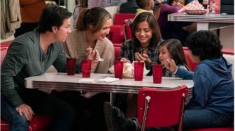 Review Film Instant Family, Polemik Sebuah Keluarga dengan Anak Adopsinya