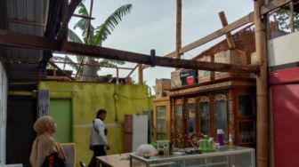 Andi Sudirman Kirim Bantuan Untuk Warga Korban Angin Puting di Bantaeng