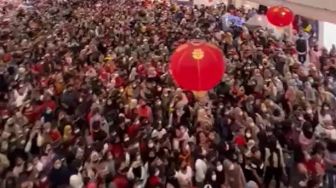 Viral Video Kerumunan Diduga Perayaan Imlek di Sebuah Mal, Netizen: Siapa yang Kasih Izin sih?