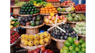 Jualan Buah Eceran Pakai Mobil Mewah Ratusan Juta, Warganet Beri Pujian: Memotivasi Orang Gengsian