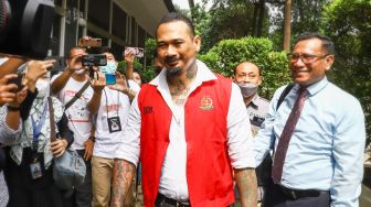 Musisi I Gede Ari Astina atau Jerinx SID saat hadir untuk menjalani sidang lanjutan kasus pengancaman di Pengadilan Negeri Jakarta Pusat, Rabu (2/2/2022). [Suara.com/Alfian Winanto]