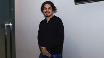 Aktor Kevin Julio saat ditemui usai jumpa pers film 'Akad' di Kuningan, Jakarta Selatan, Rabu (2/2/2022). [Suara.com/Alfian Winanto]
