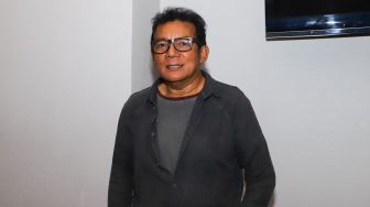 Aktor Mathias Muchus saat ditemui usai jumpa pers film 'Akad' di Kuningan, Jakarta Selatan, Rabu (2/2/2022). [Suara.com/Alfian Winanto]