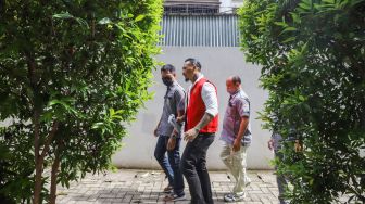 Musisi I Gede Ari Astina atau Jerinx SID saat hadir untuk menjalani sidang lanjutan kasus pengancaman di Pengadilan Negeri Jakarta Pusat, Rabu (2/2/2022). [Suara.com/Alfian Winanto]