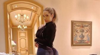 Punya Payudara Besar, Model Ini Dipaksa Menutup Aurat Saat Pergi ke Taman Hiburan