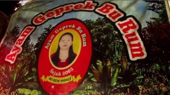 Warung Bu Rum Pelopor Ayam Geprek, Sederhana dan Layak Dicoba!